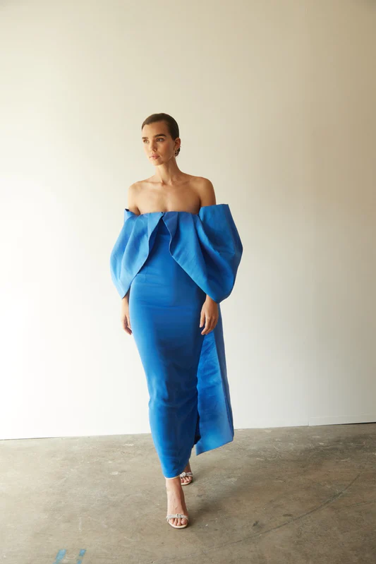 Modelo con vestido Azul de Koahari