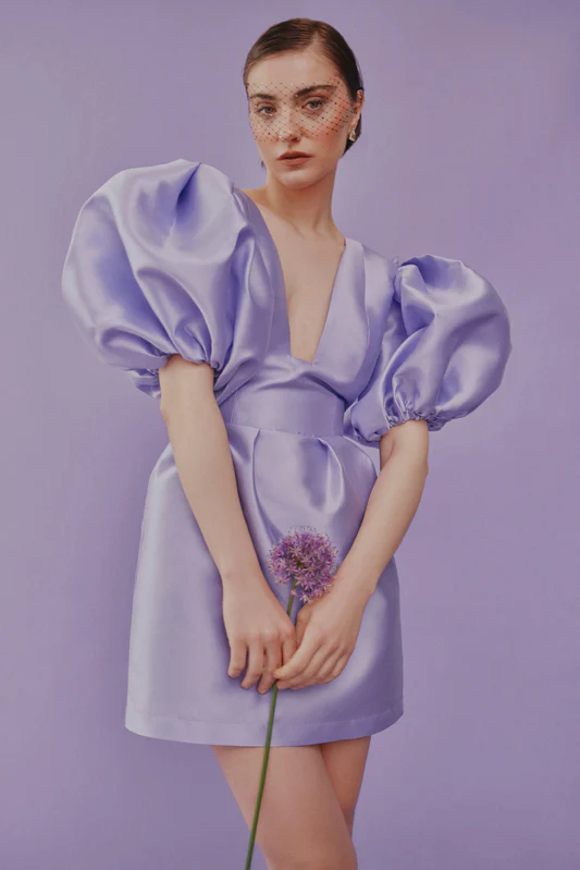 Modelo con vestido Morado de Koahari