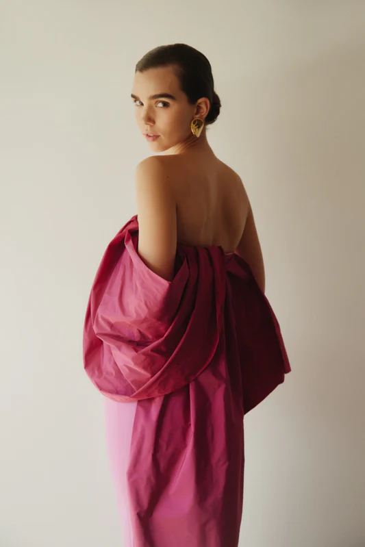 Modelo con vestido Rosa de Koahari